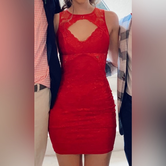 A stunning red dress! - Picture 6 of 7